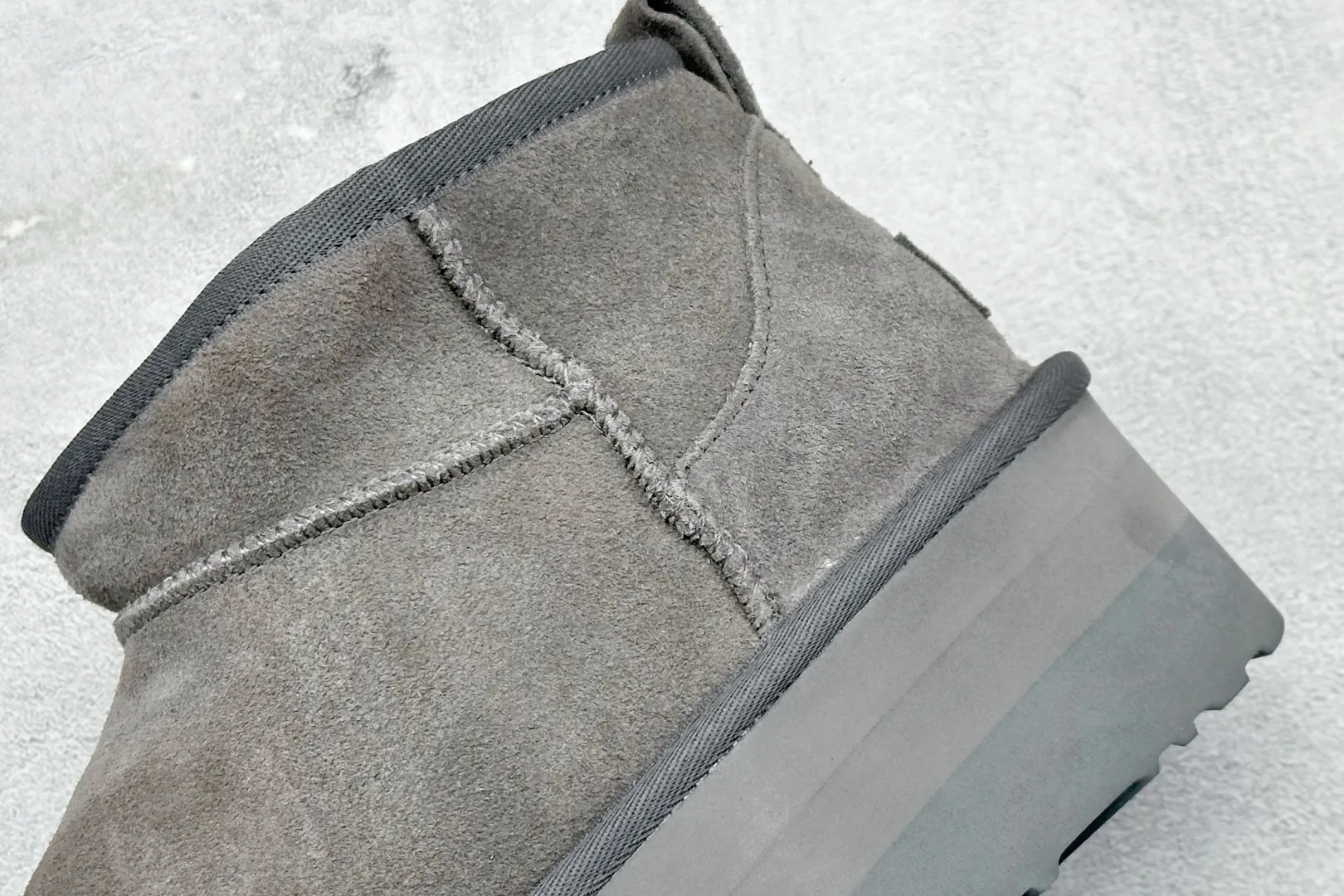 🐲💰 520 supports store placement. The top version on the market is UGG sheepskin snow boots. Mini thick-soled short-tube 5cm. Xiaohongshu’s hot model. Produced by a major foreign trade factory in Guangzhou. Genuine sheepskin from toe to insole. Independent outer box packaging. Chip. Waterproof technology. Different from any version on the market. 5cm thick sole. Independent original development of outsole. Cashmere insole. Keep warm in winter. It is a very suitable choice for home use. In the new year, uug launches a style series. Partly catered to the preferences of young consumers, it has also moved to the forefront of fashion trends. Shoe body material: water-repellent coated suede upper, 17 mm UGGPURE™ implanted wool insole, lightweight non-slip comfortable rubber outsole, brand LOGO trademark, complete package, item number: 1135092, size: 35 36 37 38 39 40